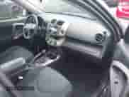 2006 Toyota RAV4 Sport z VIN JTMBD32V066003722, wystawiony jako IAAI lot #43381828 z przebiegiem 166 155 mil mil oraz . Historia ofert i sprzedaży dostępna na DreamBid. Obrazek 5.