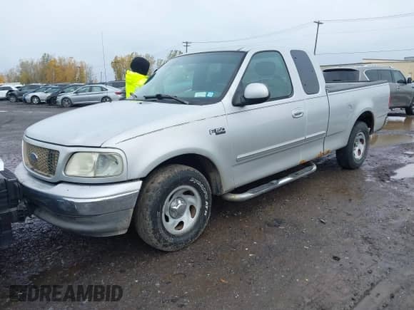 2003 Ford F-150 XL с VIN 1FTRX17213NB82511, выставлен на аукционе IAAI как лот 43583043 с пробегом Не указан миль и . История ставок и продаж доступна на DreamBid. Изображение 2.
