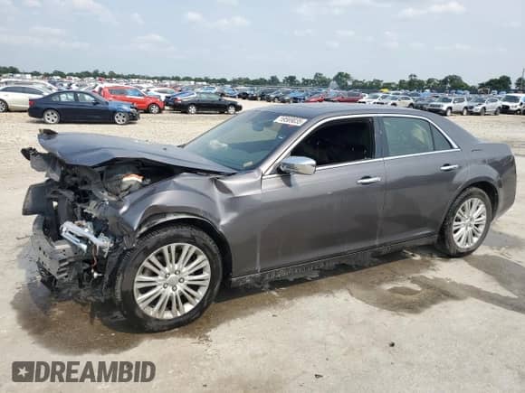 2014 Chrysler 300 C z VIN 2C3CCAKT1EH258035, wystawiony jako Copart lot #59569035 z przebiegiem Nie podano mil oraz Szkoda całkowita • Salvage title. Historia ofert i sprzedaży dostępna na DreamBid. Obrazek 1.
