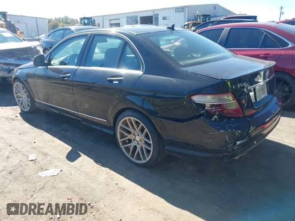 2009 Mercedes-Benz C 350 Sport z VIN WDDGF56XX9R057433, wystawiony jako IAAI lot #43468616 z przebiegiem 159 580 mil mil oraz . Historia ofert i sprzedaży dostępna na DreamBid. Obrazek 3.