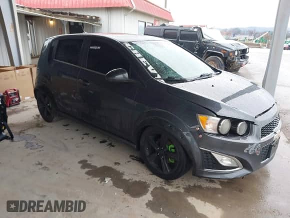 2013 Chevrolet Sonic RS z VIN 1G1JH6SB1D4172981, wystawiony jako IAAI lot #41474321 z przebiegiem 190 309 mil mil oraz . Historia ofert i sprzedaży dostępna na DreamBid. Obrazek 1.