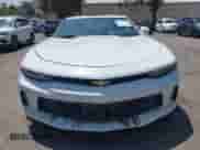 2018 Chevrolet Camaro 1LS z VIN 1G1FA1RX1J0183352, wystawiony jako IAAI lot #42500318 z przebiegiem 105 151 mil mil oraz . Historia ofert i sprzedaży dostępna na DreamBid. Obrazek 12.