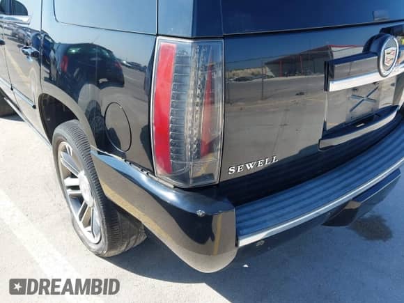 2013 Cadillac Escalade Premium z VIN 1GYS4CEF8DR268298, wystawiony jako IAAI lot #43402503 z przebiegiem 204 360 mil mil oraz . Historia ofert i sprzedaży dostępna na DreamBid. Obrazek 6.