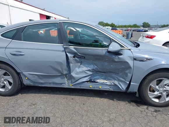 2025 Hyundai Sonata SE z VIN KMHL24JA4SA439734, wystawiony jako IAAI lot #42884390 z przebiegiem 3 832 mil mil oraz . Historia ofert i sprzedaży dostępna na DreamBid. Obrazek 6.