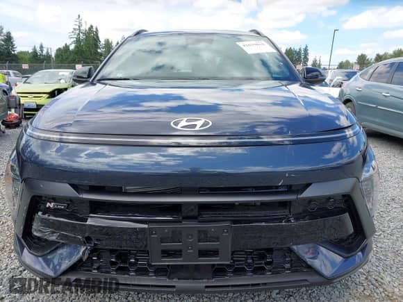 2025 Hyundai Kona N Line S z VIN KM8HBCA33SU190777, wystawiony jako IAAI lot #42639810 z przebiegiem 6 167 mil mil oraz . Historia ofert i sprzedaży dostępna na DreamBid. Obrazek 6.