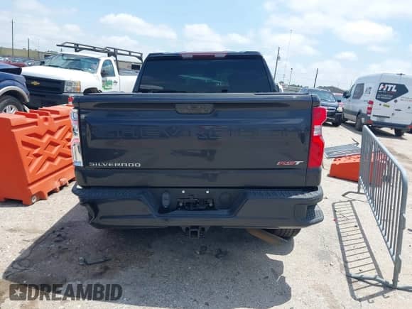 2022 Chevrolet Silverado 1500 RST z VIN 1GCUDEET6NZ610302, wystawiony jako IAAI lot #42176569 z przebiegiem 113 137 mil mil oraz . Historia ofert i sprzedaży dostępna na DreamBid. Obrazek 16.