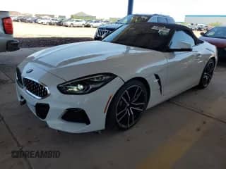 2020 BMW Z4 sDrive30i z VIN WBAHF3C0XLWW60530, wystawiony jako Copart lot #57099555 z przebiegiem 20 464 mil mil oraz Szkoda całkowita • Salvage title. Historia ofert i sprzedaży dostępna na DreamBid. Obrazek 1.