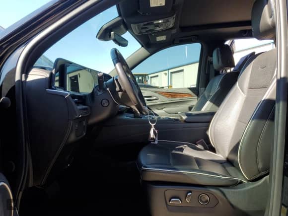 2021 Cadillac Escalade Premium Luxury with VIN 1GYS4BKL3MR392936, listed as a Copart auction lot 66080785 with Not provided miles and Salvage title. Bid and sale history available at DreamBid. Image 7.