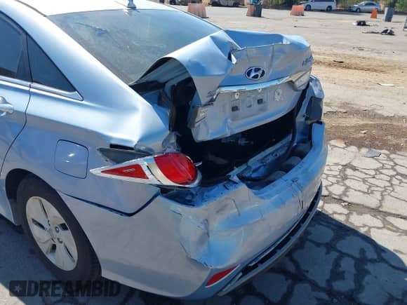 2015 Hyundai Sonata z VIN KMHEC4A43FA130892, wystawiony jako IAAI lot #43174254 z przebiegiem 118 220 mil mil oraz . Historia ofert i sprzedaży dostępna na DreamBid. Obrazek 6.