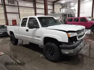 2003 Chevrolet Silverado 2500HD LT z VIN 1GCHK29U13E213464, wystawiony jako IAAI lot #43189461 z przebiegiem 132 546 mil mil oraz . Historia ofert i sprzedaży dostępna na DreamBid. Obrazek 1.