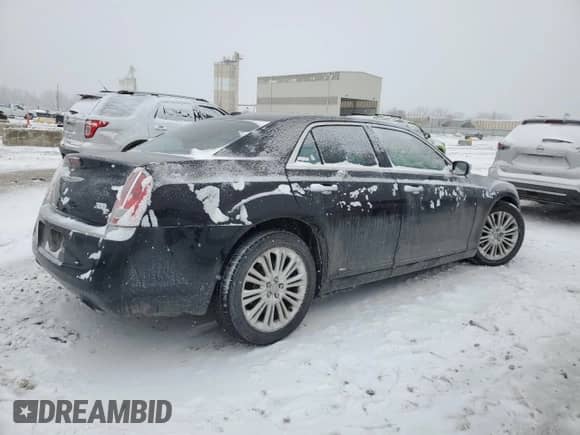 2013 Chrysler 300 S z VIN 2C3CCAJTXDH647532, wystawiony jako Copart lot #45783475 z przebiegiem 145 890 mil mil oraz Szkoda całkowita • Salvage title. Historia ofert i sprzedaży dostępna na DreamBid. Obrazek 3.