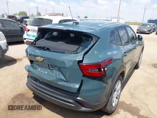 2025 Chevrolet Trax LS с VIN KL77LFEP1SC158411, выставлен на аукционе IAAI как лот 43078185 с пробегом 4 253 миль миль и . История ставок и продаж доступна на DreamBid. Изображение 4.