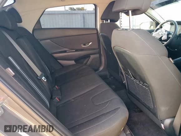 2024 Hyundai Elantra SEL z VIN KMHLS4DG9RU724437, wystawiony jako Copart lot #68687535 z przebiegiem 43 169 mil mil oraz Szkoda całkowita • Salvage title. Historia ofert i sprzedaży dostępna na DreamBid. Obrazek 10.