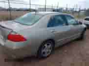 2006 Honda Accord with NAVI z VIN JHMCN36536C001068, wystawiony jako IAAI lot #40034392 z przebiegiem 323 442 mil mil oraz . Historia ofert i sprzedaży dostępna na DreamBid. Obrazek 4.