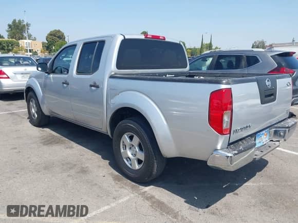 2008 Nissan Frontier SE z VIN 1N6AD07U98C446026, wystawiony jako IAAI lot #42674312 z przebiegiem 228 909 mil mil oraz . Historia ofert i sprzedaży dostępna na DreamBid. Obrazek 3.