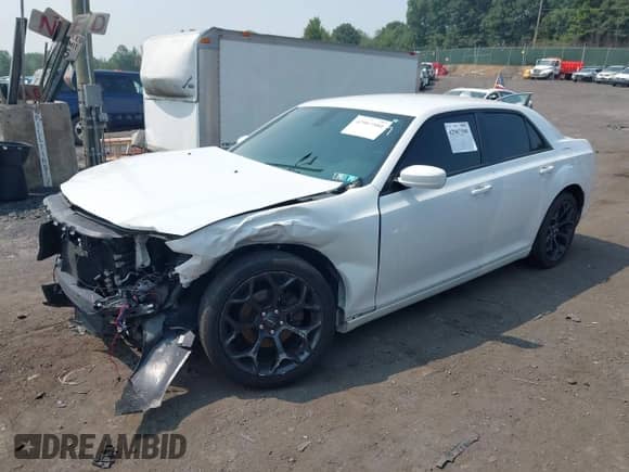 2019 Chrysler 300 S z VIN 2C3CCABG9KH515733, wystawiony jako IAAI lot #42907580 z przebiegiem 85 928 mil mil oraz . Historia ofert i sprzedaży dostępna na DreamBid. Obrazek 17.