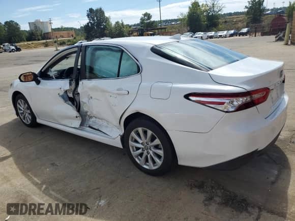 2020 Toyota Camry LE z VIN 4T1C11AK6LU360494, wystawiony jako Copart lot #81954155 z przebiegiem 136 991 mil mil oraz Szkoda całkowita • Salvage title. Historia ofert i sprzedaży dostępna na DreamBid. Obrazek 2.