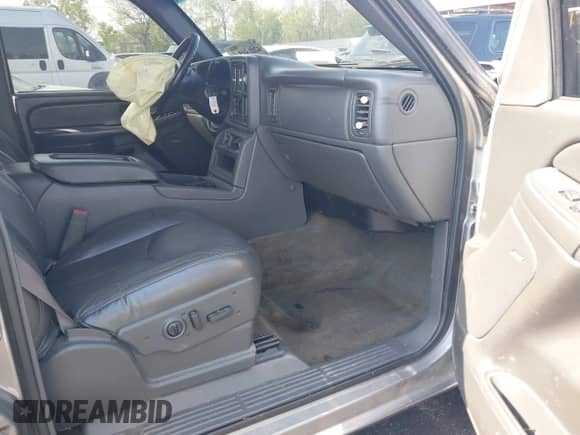 2006 Chevrolet Silverado 1500 LT2 z VIN 2GCEC13Z661346287, wystawiony jako IAAI lot #42013454 z przebiegiem 318 918 mil mil oraz . Historia ofert i sprzedaży dostępna na DreamBid. Obrazek 5.