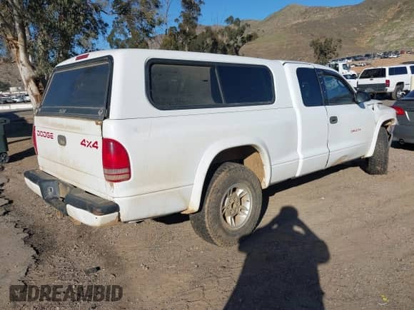 1998 Dodge Dakota SLT z VIN 1B7GG22Y6WS558179, wystawiony jako IAAI lot #41673558 z przebiegiem 252 084 mil mil oraz . Historia ofert i sprzedaży dostępna na DreamBid. Obrazek 4.