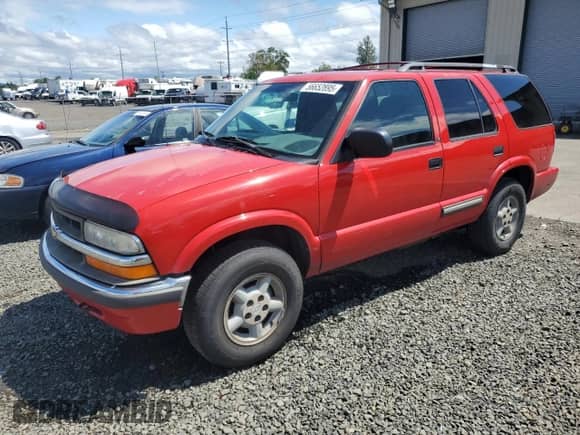 2000 Chevrolet Blazer LT with VIN 1GNDT13W8Y2392666, listed as a Copart auction lot 56652895 with 223,924 mi miles and Salvage title. Bid and sale history available at DreamBid. Image 1.