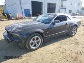 2006 Ford Mustang GT Deluxe z VIN 1ZVHT85H765211387, wystawiony jako Copart lot #71364585 z przebiegiem 63 844 mil mil oraz Szkoda całkowita • Salvage title. Historia ofert i sprzedaży dostępna na DreamBid. Obrazek 1.