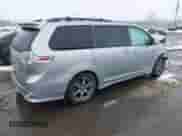 2020 Toyota Sienna SE z VIN 5TDXZ3DCXLS050058, wystawiony jako IAAI lot #41538623 z przebiegiem 120 245 mil mil oraz . Historia ofert i sprzedaży dostępna na DreamBid. Obrazek 4.