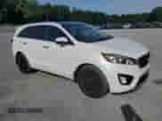 2016 Kia Sorento SX z VIN 5XYPK4A51GG052591, wystawiony jako Copart lot #61659265 z przebiegiem 122 416 mil mil oraz Szkoda całkowita • Salvage title. Historia ofert i sprzedaży dostępna na DreamBid. Obrazek 4.
