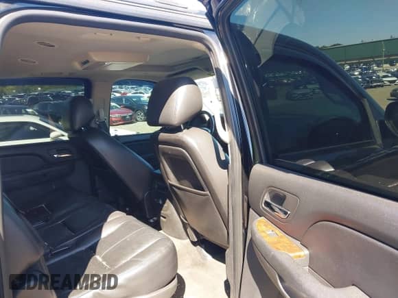 2013 Chevrolet Suburban LT z VIN 1GNSKJE78DR167388, wystawiony jako IAAI lot #43192168 z przebiegiem 84 463 mil mil oraz . Historia ofert i sprzedaży dostępna na DreamBid. Obrazek 8.