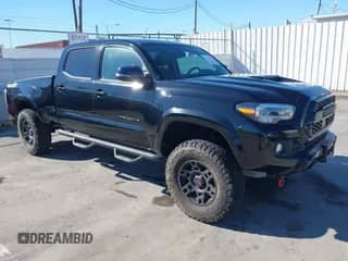 2023 Toyota Tacoma SR5 z VIN 3TMDZ5BN1PM164460, wystawiony jako IAAI lot #43276672 z przebiegiem 16 893 mil mil oraz . Historia ofert i sprzedaży dostępna na DreamBid. Obrazek 1.