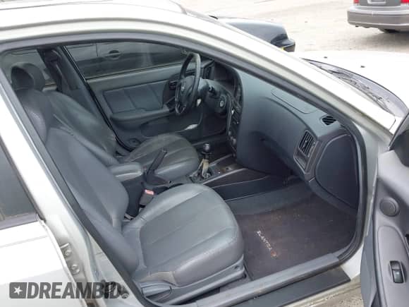 2004 Hyundai Elantra GT z VIN KMHDN56D34U104065, wystawiony jako IAAI lot #42773027 z przebiegiem 161 989 mil mil oraz . Historia ofert i sprzedaży dostępna na DreamBid. Obrazek 5.