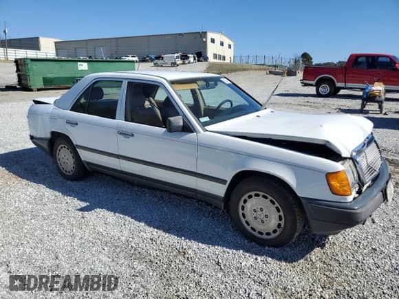 1986 Mercedes-Benz 300 E z VIN WDBEA30D8GA126892, wystawiony jako Copart lot #45038935 z przebiegiem 123 904 mil mil oraz Szkoda całkowita • Salvage title. Historia ofert i sprzedaży dostępna na DreamBid. Obrazek 4.