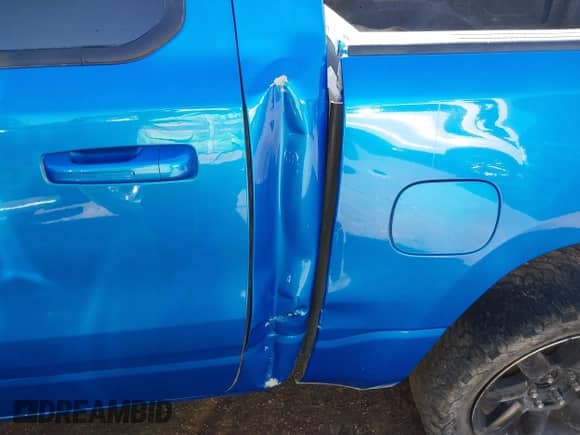 2021 Ram 1500 Big Horn z VIN 1C6SRFFT5MN555075, wystawiony jako IAAI lot #42820101 z przebiegiem 116 311 mil mil oraz . Historia ofert i sprzedaży dostępna na DreamBid. Obrazek 6.