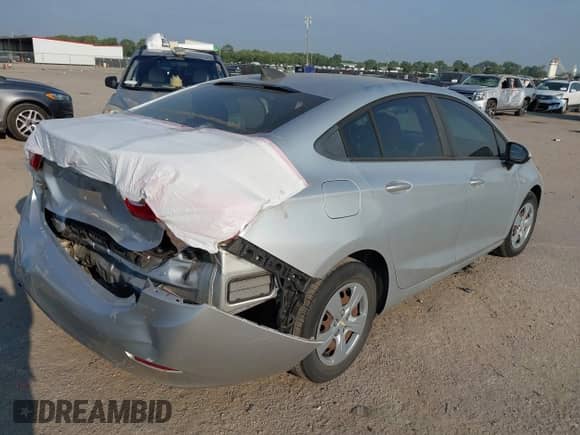 2018 Chevrolet Cruze LS z VIN 1G1BC5SM4J7196975, wystawiony jako IAAI lot #43259970 z przebiegiem 43 888 mil mil oraz . Historia ofert i sprzedaży dostępna na DreamBid. Obrazek 4.