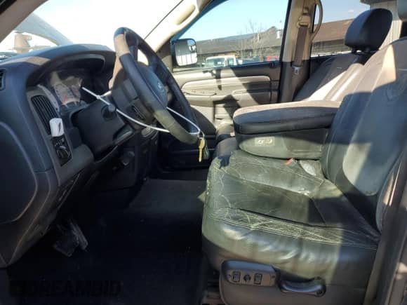 2004 Dodge 3500 SLT z VIN 3D7MU48C84G105257, wystawiony jako Copart lot #46913865 z przebiegiem 241 840 mil mil oraz Szkoda całkowita • Salvage title. Historia ofert i sprzedaży dostępna na DreamBid. Obrazek 7.
