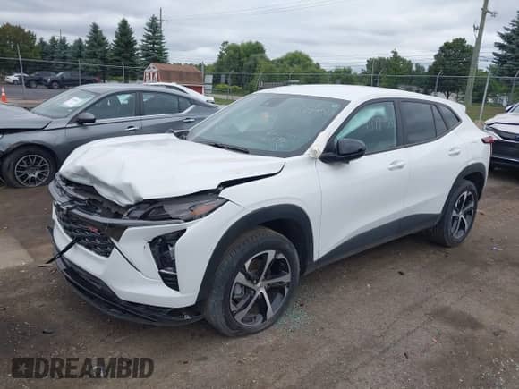 2025 Chevrolet Trax 1RS с VIN KL77LGEP8SC043648, выставлен на аукционе IAAI как лот 41779580 с пробегом 10 046 миль миль и . История ставок и продаж доступна на DreamBid. Изображение 2.