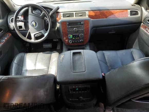 2010 Chevrolet Suburban LT z VIN 1GNUCJE04AR216753, wystawiony jako Copart lot #72060635 z przebiegiem 154 206 mil mil oraz Czysty tytuł • Clean title. Historia ofert i sprzedaży dostępna na DreamBid. Obrazek 8.