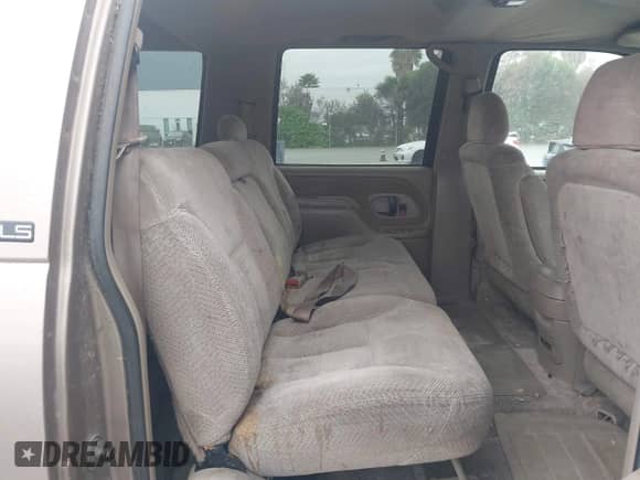 1996 Chevrolet Suburban z VIN 3GNEC16R3TG101906, wystawiony jako IAAI lot #42058102 z przebiegiem 252 488 mil mil oraz . Historia ofert i sprzedaży dostępna na DreamBid. Obrazek 8.