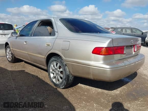 2001 Toyota Camry CE z VIN 4T1BG22K21U820861, wystawiony jako IAAI lot #43184442 z przebiegiem 182 918 mil mil oraz . Historia ofert i sprzedaży dostępna na DreamBid. Obrazek 3.