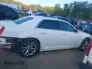 2016 Chrysler 300 Anniversary Edition z VIN 2C3CCARG2GH329318, wystawiony jako IAAI lot #43227896 z przebiegiem 109 565 mil mil oraz . Historia ofert i sprzedaży dostępna na DreamBid. Obrazek 14.