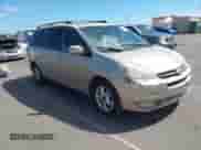 2004 Toyota Sienna XLE z VIN 5TDZA22C34S207668, wystawiony jako IAAI lot #43543397 z przebiegiem 213 009 mil mil oraz . Historia ofert i sprzedaży dostępna na DreamBid. Obrazek 1.