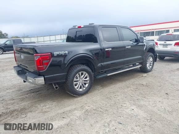 2024 Ford F-150 Lariat z VIN 1FTFW5L52RFA75628, wystawiony jako IAAI lot #43393183 z przebiegiem 15 578 mil mil oraz . Historia ofert i sprzedaży dostępna na DreamBid. Obrazek 4.