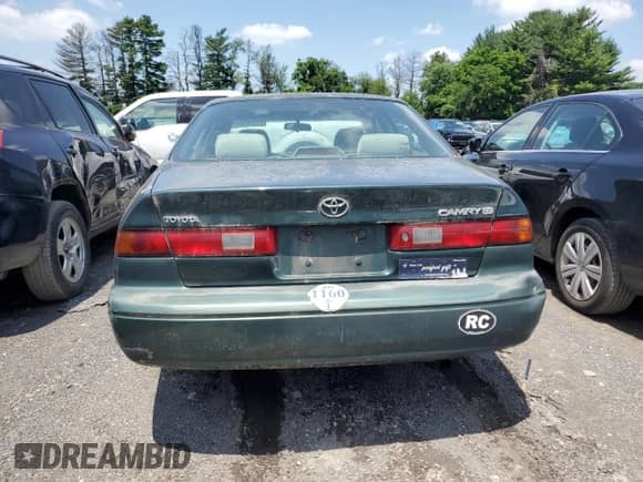 1999 Toyota Camry LE z VIN 4T1BG22K7XU443923, wystawiony jako Copart lot #61206005 z przebiegiem 265 239 mil mil oraz Czysty tytuł • Clean title. Historia ofert i sprzedaży dostępna na DreamBid. Obrazek 6.
