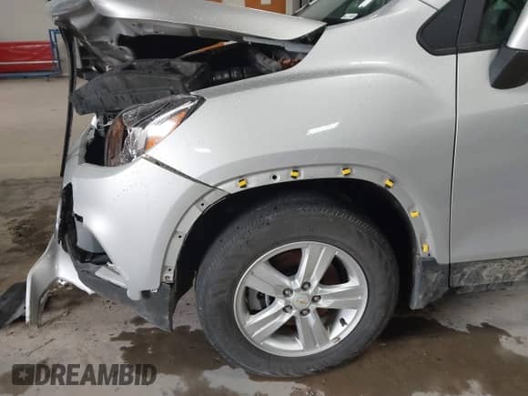 2022 Chevrolet Trax LS z VIN KL7CJNSM5NB550309, wystawiony jako IAAI lot #41208893 z przebiegiem 60 580 mil mil oraz . Historia ofert i sprzedaży dostępna na DreamBid. Obrazek 6.