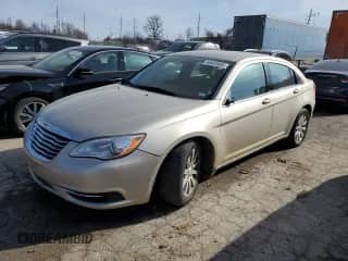 2014 Chrysler 200 Touring z VIN 1C3CCBBB4EN178880, wystawiony jako Copart lot #43605905 z przebiegiem 153 764 mil mil oraz Szkoda całkowita • Salvage title. Historia ofert i sprzedaży dostępna na DreamBid. Obrazek 1.