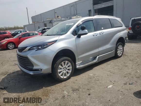 2024 Toyota Sienna Platinum z VIN 5TDERKEC3RS196035, wystawiony jako Copart lot #52682415 z przebiegiem 3 597 mil mil oraz Szkoda całkowita • Salvage title. Historia ofert i sprzedaży dostępna na DreamBid. Obrazek 1.