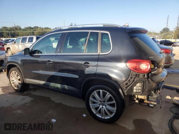 2010 Volkswagen Tiguan SE с VIN WVGBV7AX7AW510192, выставлен на аукционе Copart как лот 83803615 с пробегом 129 817 миль миль и Списание • Salvage title. История ставок и продаж доступна на DreamBid. Изображение 2.
