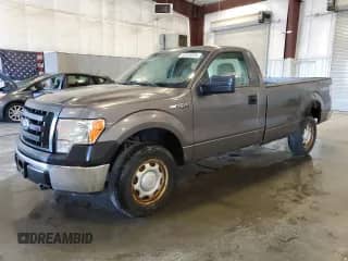 2010 Ford F-150 XL с VIN 1FTMF1EW4AKA18140, выставлен на аукционе Copart как лот 62378325 с пробегом 132 807 миль миль и Списание • Salvage title. История ставок и продаж доступна на DreamBid. Изображение 1.