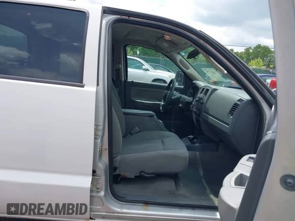 2006 Dodge Dakota SLT z VIN 1D7HW48N66S524247, wystawiony jako IAAI lot #42442778 z przebiegiem 71 419 mil mil oraz . Historia ofert i sprzedaży dostępna na DreamBid. Obrazek 5.