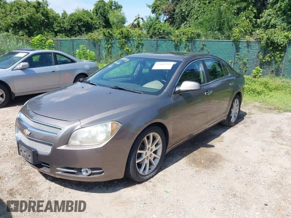 2012 Chevrolet Malibu LTZ z VIN 1G1ZG5E7XCF294023, wystawiony jako IAAI lot #42849791 z przebiegiem 99 989 mil mil oraz . Historia ofert i sprzedaży dostępna na DreamBid. Obrazek 2.