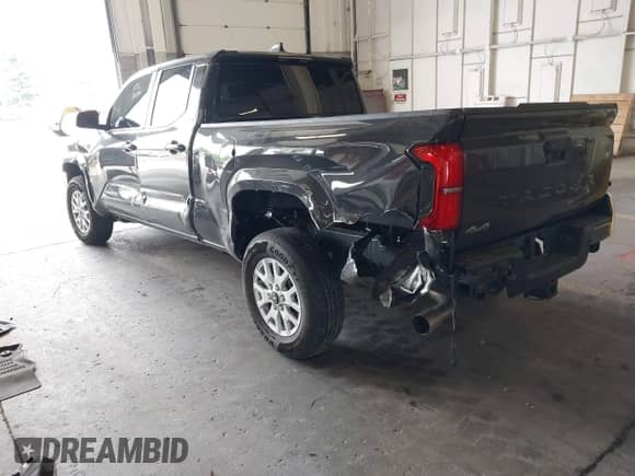 2025 Toyota Tacoma TRD Off Road z VIN 3TMLB5JNXSM148347, wystawiony jako IAAI lot #42923777 z przebiegiem 3 022 mil mil oraz . Historia ofert i sprzedaży dostępna na DreamBid. Obrazek 3.